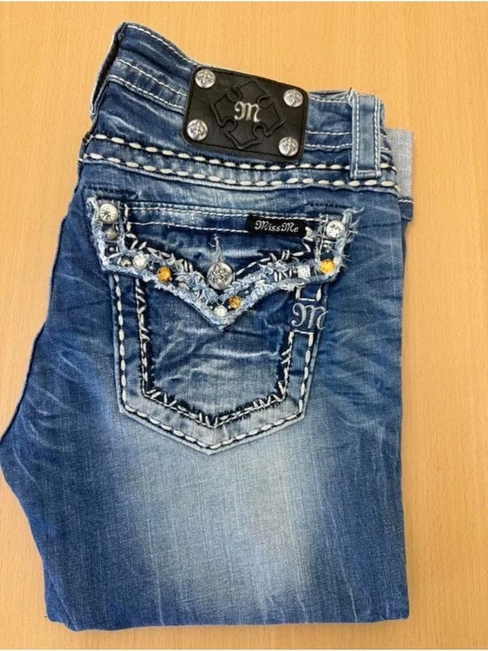 Miss Me Women's Embellished Blue Denim capris Jeans size 29 - Picture 2 of 6